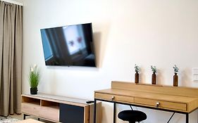 Brandnew Modern Condo With Sauna